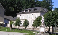 Dans ancienne école, place du Monument