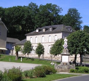 Dans ancienne école, place du Monument