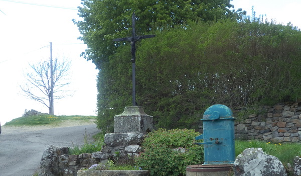 Croix et fontaine de Monsistrier